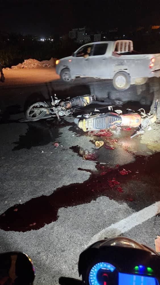 حادث مروع لدراجتين ناريتين في المكلا يتسبب في وفاة شخص وإصابة اثنين آخرين (صور)
