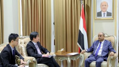 رئيس الوزراء يؤكد تطلع اليمن الى زيادة الدعم الصيني في الجوانب الاقتصادية والخدمية