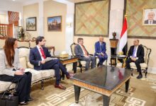 رئيس الوزراء يناقش مع السفير الأمريكي العلاقات الثنائية والقضايا ذات الاهتمام المشترك