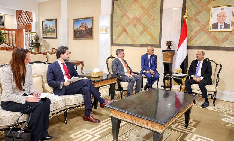 رئيس الوزراء يناقش مع السفير الأمريكي العلاقات الثنائية والقضايا ذات الاهتمام المشترك