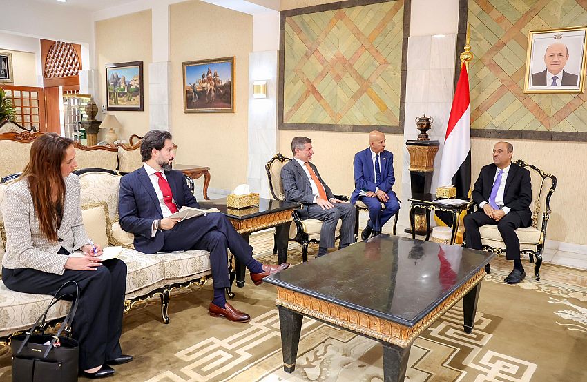رئيس الوزراء يناقش مع السفير الأمريكي العلاقات الثنائية والقضايا ذات الاهتمام المشترك