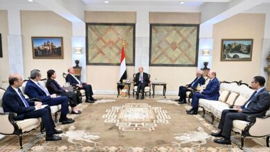 رئيس مجلس القيادة يتسلم دعوة من الرئيس العراقي لحضور مؤتمري القمة العربية العادية والاقتصادية