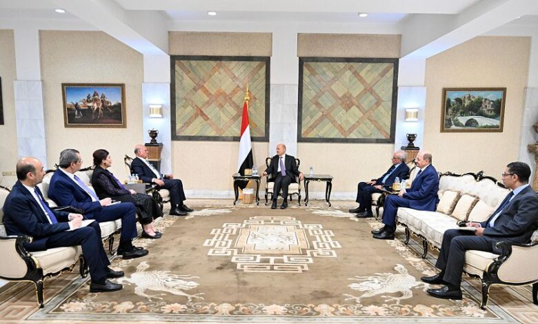 رئيس مجلس القيادة يتسلم دعوة من الرئيس العراقي لحضور مؤتمري القمة العربية العادية والاقتصادية