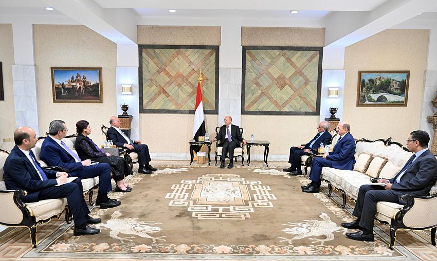 رئيس مجلس القيادة يتسلم دعوة من الرئيس العراقي لحضور مؤتمري القمة العربية العادية والاقتصادية