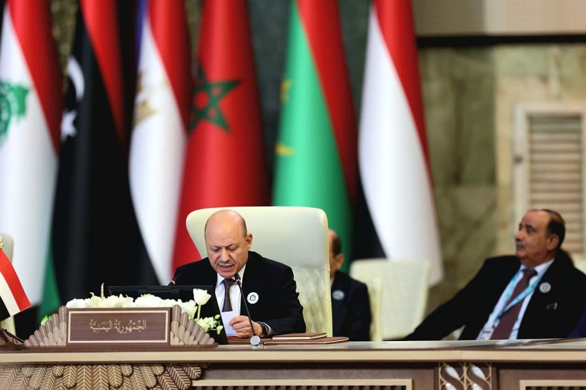 رئيس مجلس القيادة يدعو الى تأسيس صندوق عربي للمساهمة في اعادة إعمار اليمن