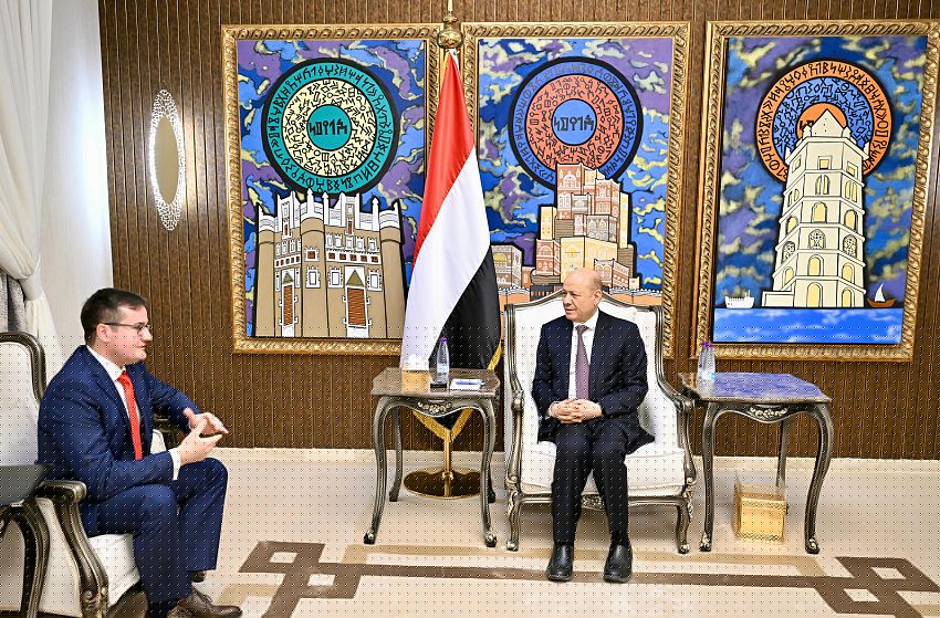 رئيس مجلس القيادة يشيد بالموقف الروسي الثابت الى جانب الشعب اليمني وشرعيته الدستورية