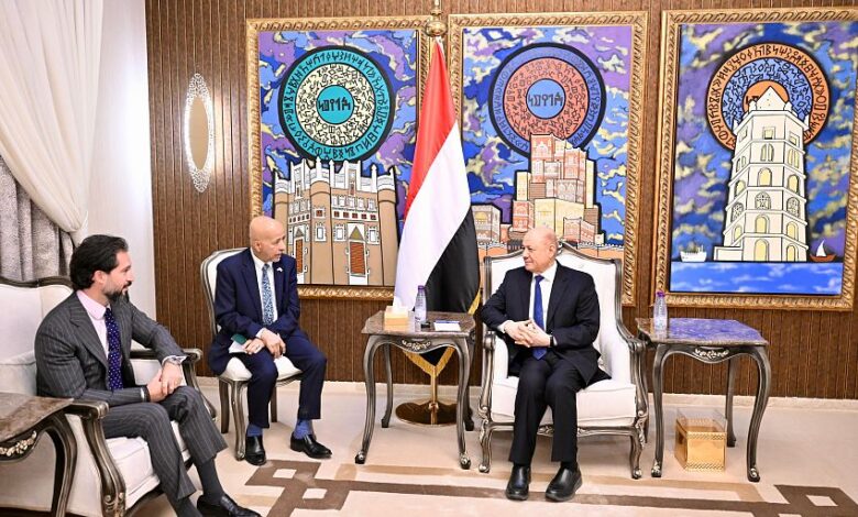 رئيس مجلس القيادة يشيد بجهود الولايات المتحدة في تنفيذ قرار حظر الاسلحة الايرانية
