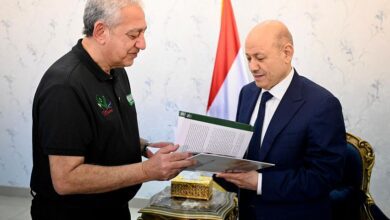 رئيس مجلس القيادة يشيد بقرار القيادة السعودية لتمديد مشروع "مسام" في اليمن