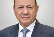 رئيس مجلس القيادة يعزي بوفاة الدكتور عبدالله المجاهد