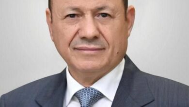 رئيس مجلس القيادة يعزي بوفاة الدكتور عبدالله المجاهد