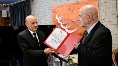 رئيس مجلس القيادة يكرم رئيس معهد الدراسات الشرقية الروسي بوسام الاستحقاق في الاداب
