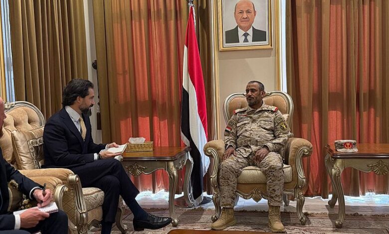 رئيس هيئة الأركان يبحث مع القائم بأعمال السفارة الامريكية أوجه التعاون العسكري والأمني