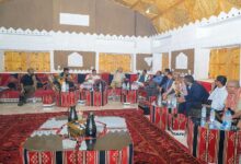 طارق صالح يؤدي واجب العزاء في وفاة قائد المقاومة التهامية الشيخ عبدالرحمن حجري