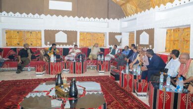 طارق صالح يؤدي واجب العزاء في وفاة قائد المقاومة التهامية الشيخ عبدالرحمن حجري
