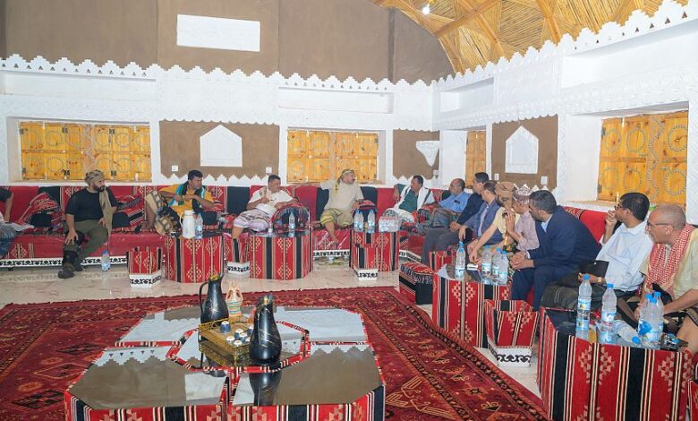 طارق صالح يؤدي واجب العزاء في وفاة قائد المقاومة التهامية الشيخ عبدالرحمن حجري