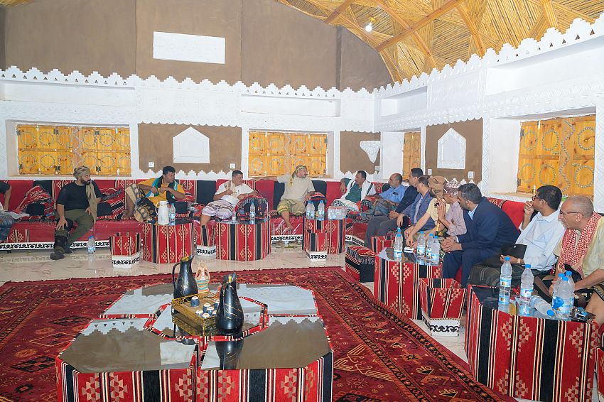 طارق صالح يؤدي واجب العزاء في وفاة قائد المقاومة التهامية الشيخ عبدالرحمن حجري