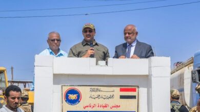 طارق صالح يضع حجر الأساس لمشروع رصف وتشجير مدخل مدينة حيس ويتفقد محطتي الطاقة الشمسية بالخوخة وحيس