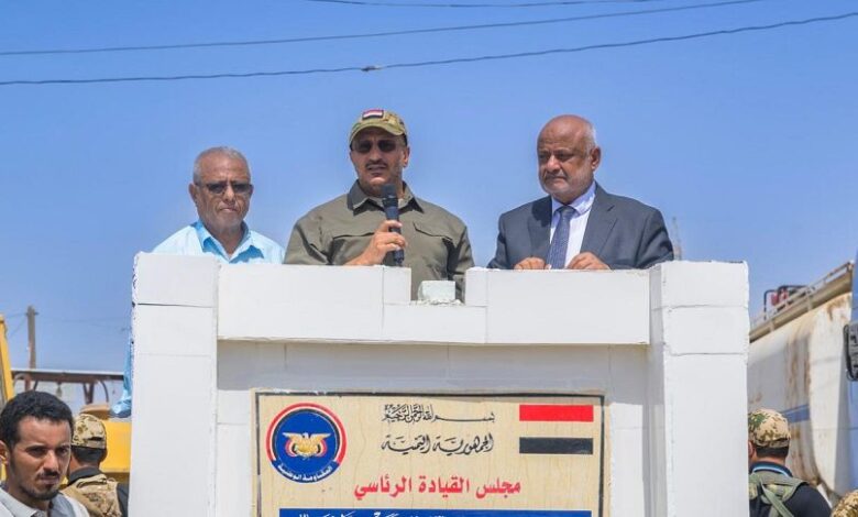 طارق صالح يضع حجر الأساس لمشروع رصف وتشجير مدخل مدينة حيس ويتفقد محطتي الطاقة الشمسية بالخوخة وحيس