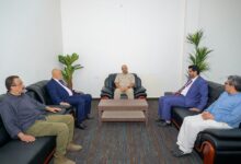 طارق صالح يناقش مع محافظ تعز ونائب وزير النقل تسريع تشغيل مطار المخا الدولي