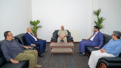طارق صالح يناقش مع محافظ تعز ونائب وزير النقل تسريع تشغيل مطار المخا الدولي
