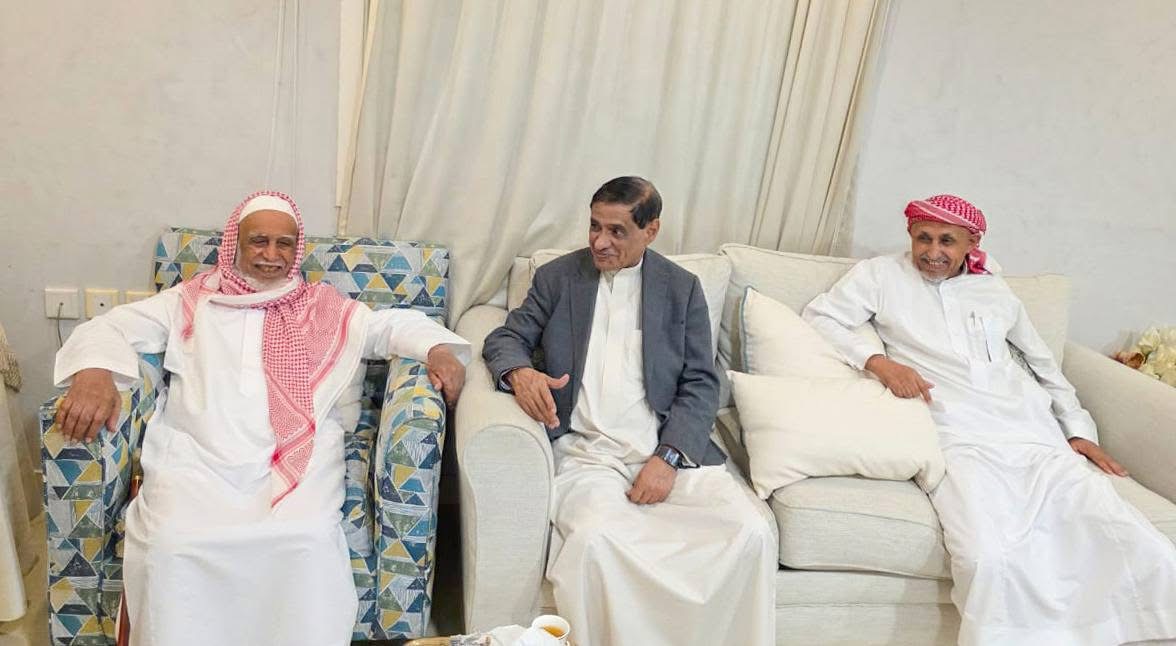 عضو مجلس القيادة الرئاسي البحسني يزور الشيخ عوض بن دحيدحان الجوهي ويشيد بعطائه المجتمعي والخيري