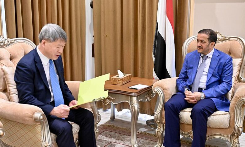 عضو مجلس القيادة الرئاسي عثمان مجلي يلتقي السفير الكوري