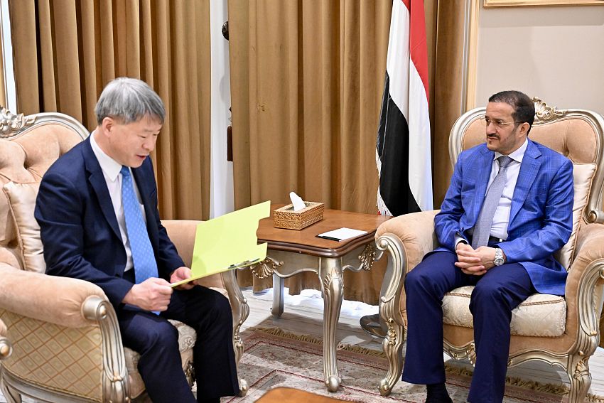 عضو مجلس القيادة الرئاسي عثمان مجلي يلتقي السفير الكوري