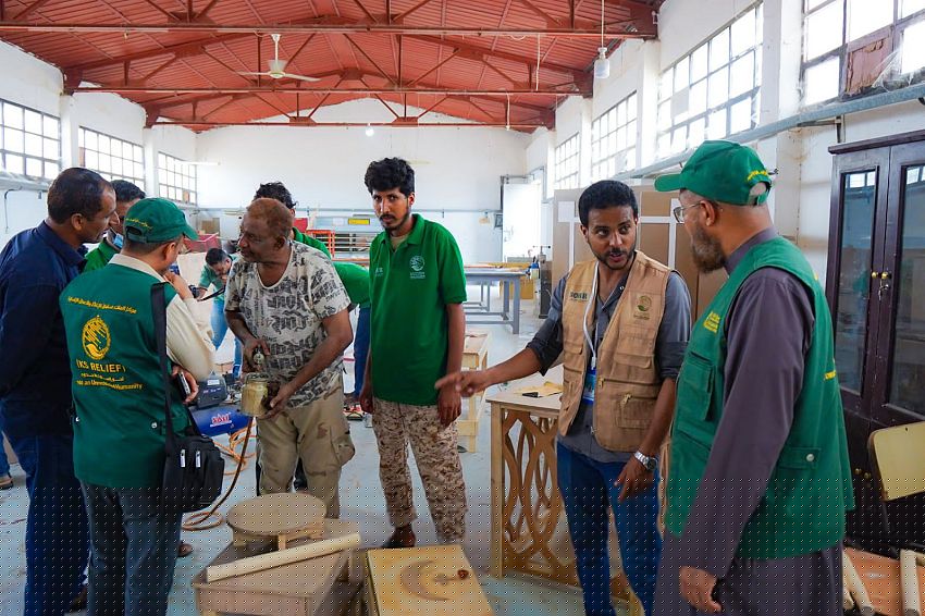 فريق مركز الملك سلمان للإغاثة يطلع على سير مشروع التمكين المهني لتحسين سبل العيش في لحج
