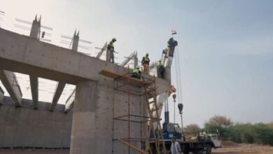 فيديو| سير العمل في جسر موزع بطريق الشيخ محمد بن زايد (المرحلة الثانية من طريق كسر الحصار الحوثي عن تعز )