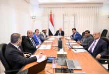 مجلس القيادة الرئاسي يجتمع برئيس مجلس الوزراء ويواصل مناقشة الأوضاع الاقتصادية والخدمية