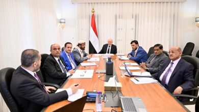 مجلس القيادة الرئاسي يجتمع برئيس مجلس الوزراء ويواصل مناقشة الأوضاع الاقتصادية والخدمية