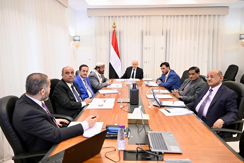 مجلس القيادة الرئاسي يجتمع برئيس مجلس الوزراء ويواصل مناقشة الأوضاع الاقتصادية والخدمية