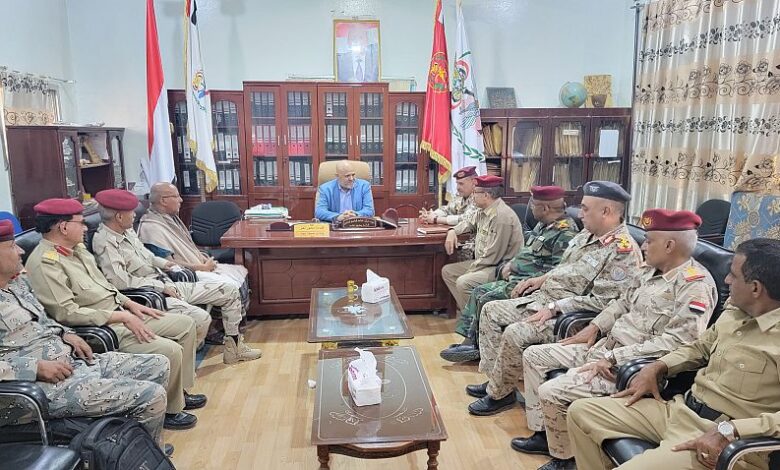محافظ تعز يزور قيادة المحور ويؤكد على دعم الجيش الوطني