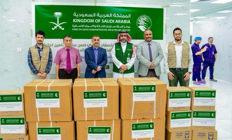 مركز المكلا للكلية الصناعية يتسلم محاليل ومستلزمات الاستصفاء الدموي بدعم سعودي