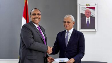 نائب وزير الخارجية يتسلم نسخة من أوراق اعتماد السفير الصومالي