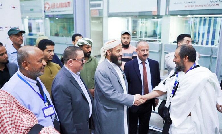 وزير الأوقاف والإرشاد يُدشن أولى رحلات تفويج الحجاج جواً من مطار عدن الدولي