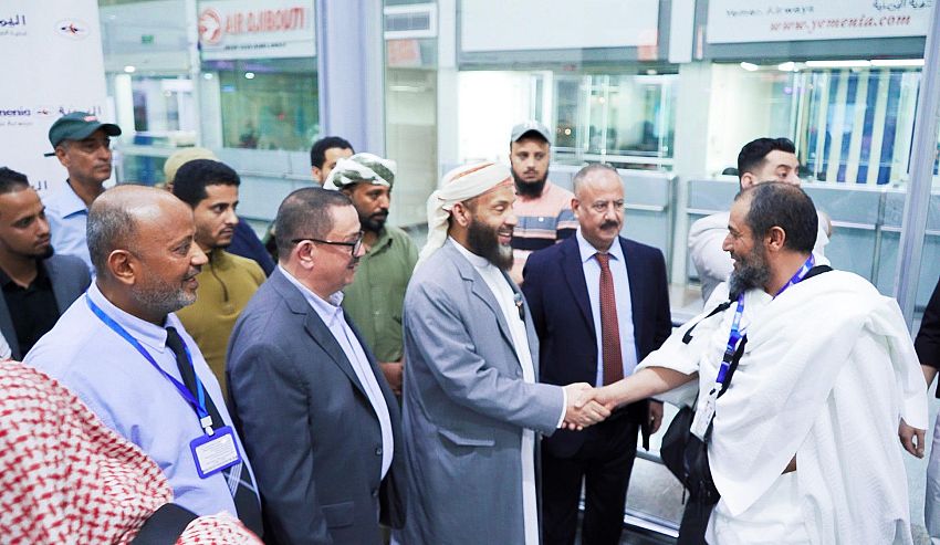 وزير الأوقاف والإرشاد يُدشن أولى رحلات تفويج الحجاج جواً من مطار عدن الدولي