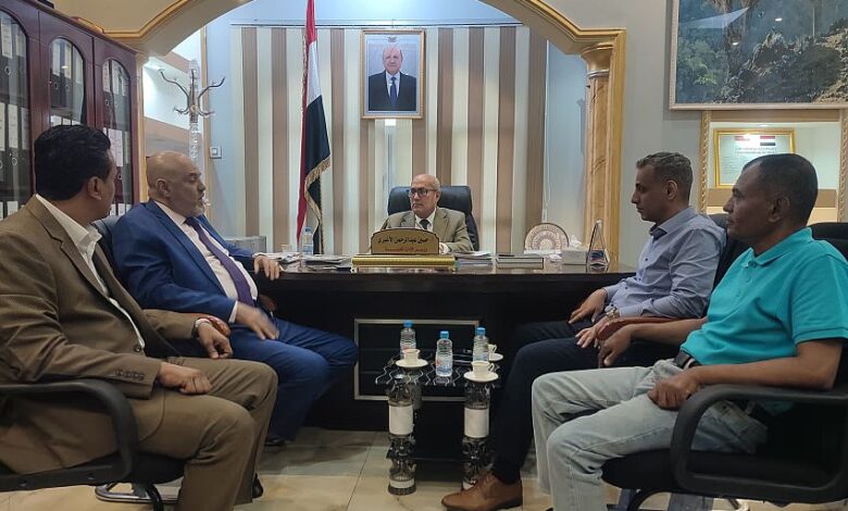 وزير الإدارة المحلية يناقش مع محافظ تعز الاجراءات التنفيذية لمشاريع المحافظة