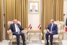 وزير الخارجية وشؤون المغتربين يبحث مع نظيره العراقي تعزيز العلاقات الثنائية والتحضيرات للقمة العربية
