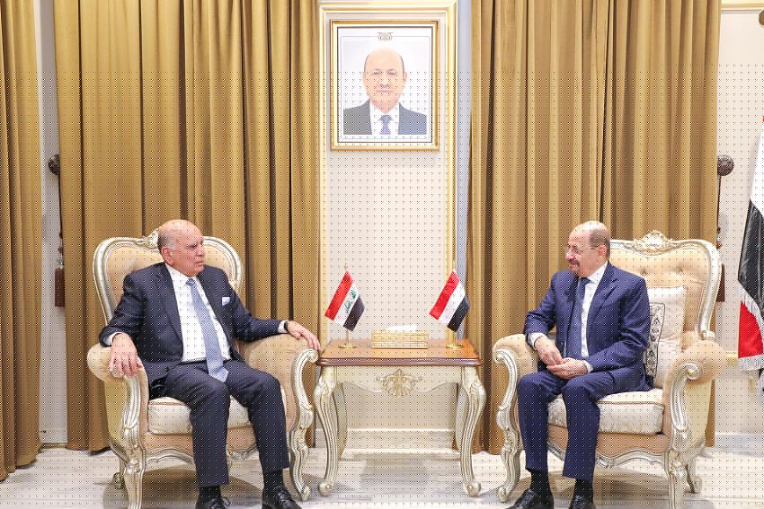 وزير الخارجية وشؤون المغتربين يبحث مع نظيره العراقي تعزيز العلاقات الثنائية والتحضيرات للقمة العربية