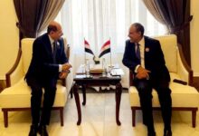 وزير الخارجية يبحث مع نظيره المصري العلاقات الثنائية بين البلدين وآفاق تطويرها