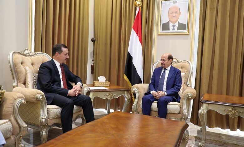وزير الخارجية يلتقي القائم بأعمال السفارة التركية لدى اليمن