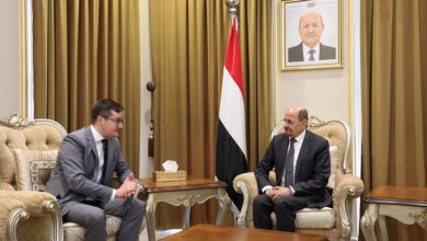 وزير الخارجية يلتقي القائم بأعمال السفارة الروسية لدى اليمن