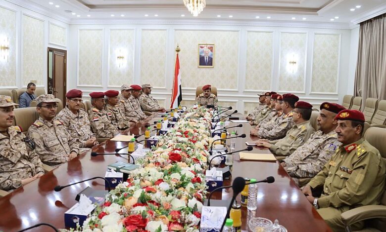 وزير الدفاع ورئيس الأركان يجتمعان بقيادة المنطقة الرابعة ومحاورها