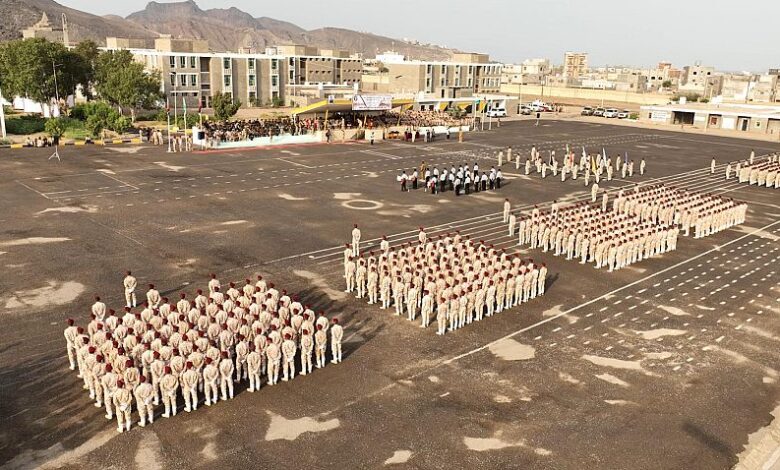 وزير الدفاع يشهد حفل تخرج الدفعة الثالثة جامعيين في الكلية الحربية بعدن