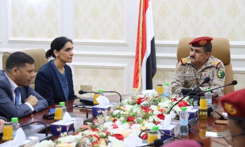 وزير الدفاع يلتقي في عدن سفيرة المملكة المتحدة