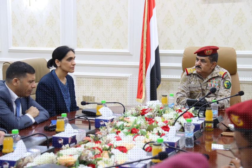 وزير الدفاع يلتقي في عدن سفيرة المملكة المتحدة