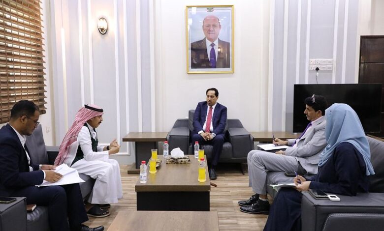 وزير الشباب والرياضة يبحث مع البرنامج السعودي التجهيزات في ملاعب الروضة والميناء والجزيرة بعدن