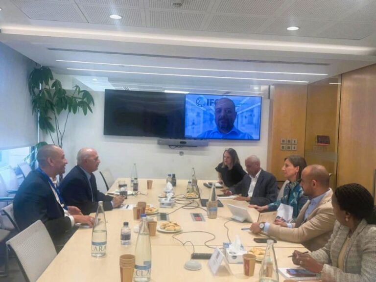 وزير المياه والبيئة يبحث مع البنك الدولي دعم مشاريع المياه في اليمن