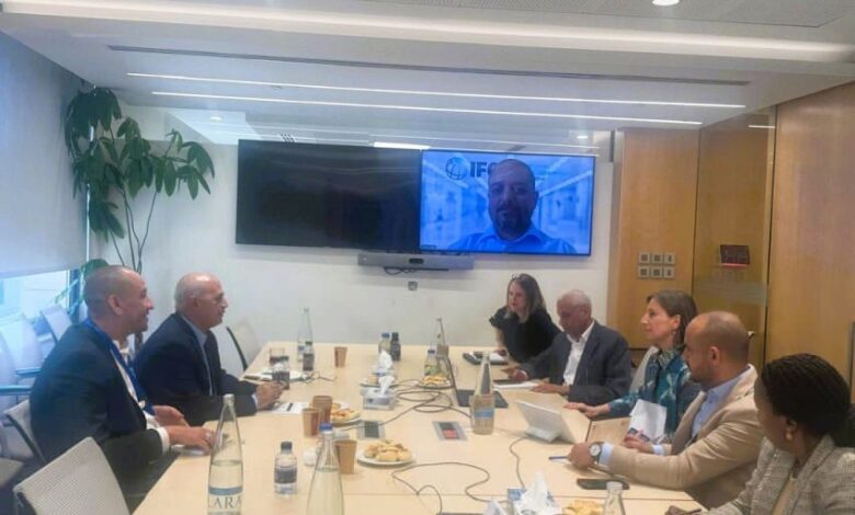 وزير المياه والبيئة يبحث مع البنك الدولي دعم مشاريع المياه في اليمن